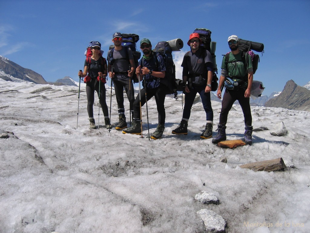 De izquierda a derecha: Infi, Quique, Jesús, Joaquín y Trino cruzando el Glaciar Gorner-Grenx